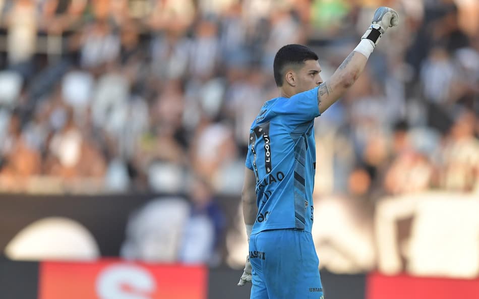 Gabriel Brazão durante partida contra o Botafogo neste domingo (26), no Nilton Santos. (Foto: Thiago Ribeiro/AGIF)