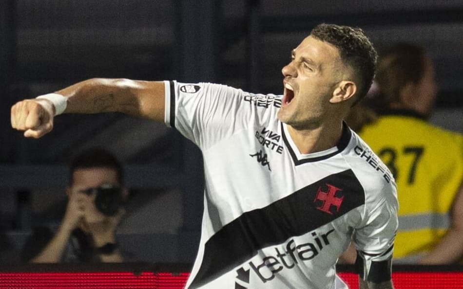 Vegetti comemora gol pelo Vasco contra o Bragantino (Foto: Anderson Romao/AGIF)
