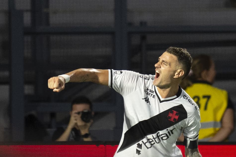 Vegetti comemora gol pelo Vasco contra o Bragantino (Foto: Anderson Romao/AGIF)
