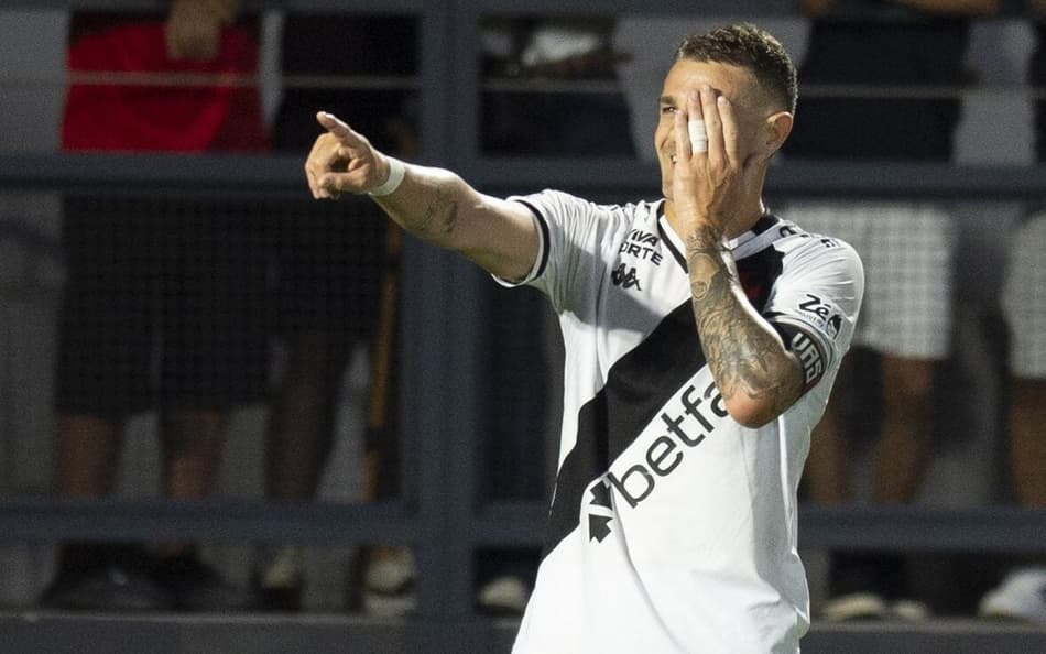 Vegetti comemora gol pelo Vasco contra o Bragantino (Foto: Anderson Romao/AGIF)