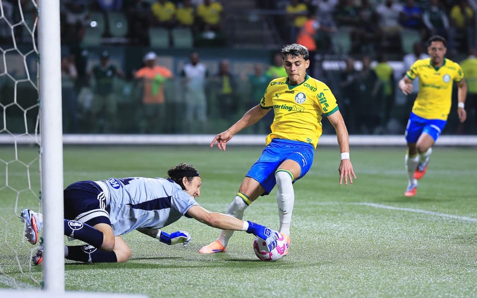 Sosa, do Palmeiras, tira a bola das mãos de Cássio, do Cruzeiro (Foto: Ettore Chiereguini/AGIF)