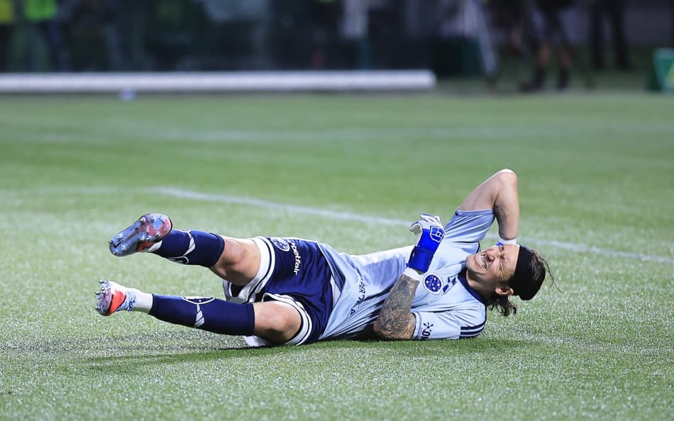 Cássio cai no gramado após levar garrafada em campo (Foto: Ettore Chiereguini/AGIF)