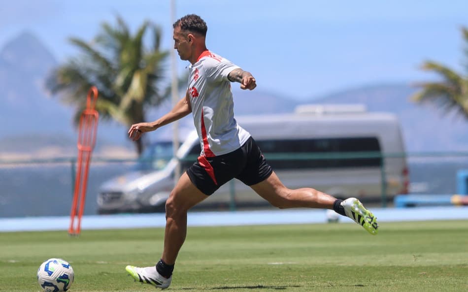 Alan Patrick volta aos treinos do Internacional