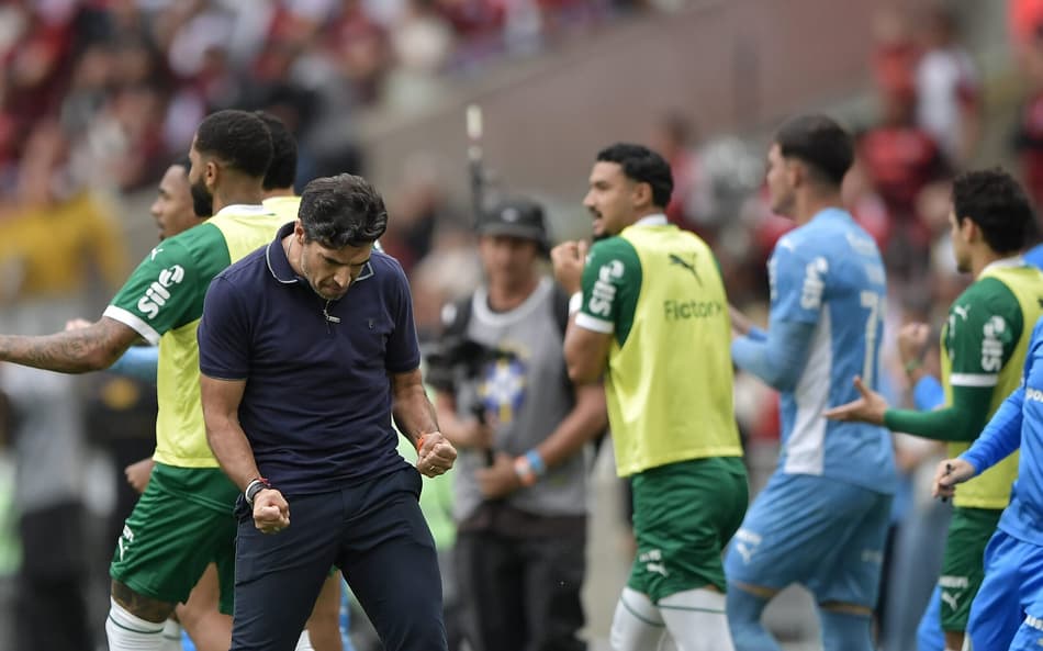 Abel Ferreira tecnico do Palmeiras comemora gol durante partida contra o Flamengo
