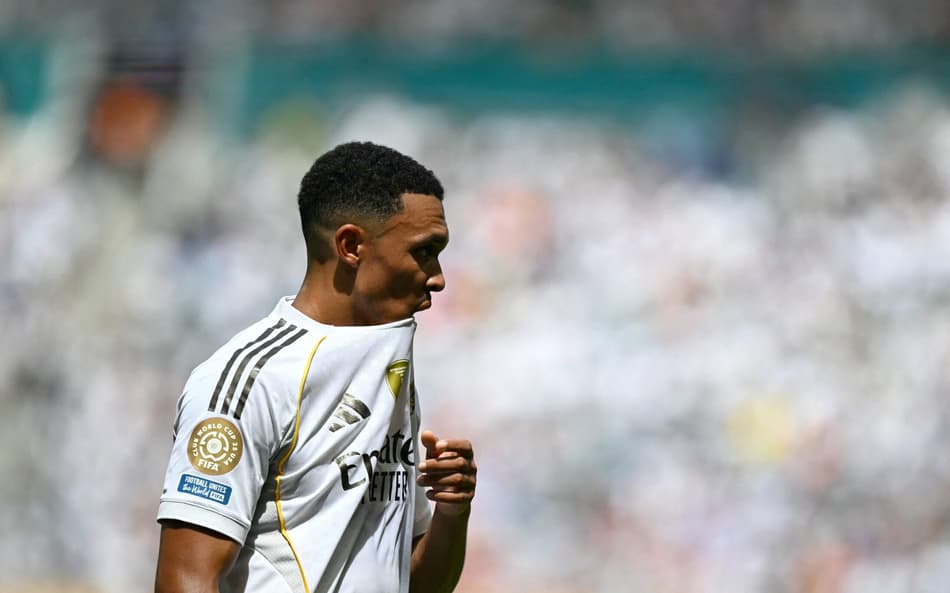Alexander-Arnold teve atuação criticada em estreia com o Real Madrid