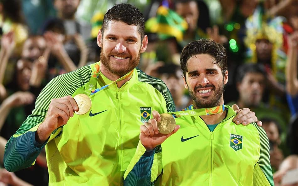 Alison Mamute e Bruno Schmidt, medalha de ouro no Rio 2016 (foto: Divulgação FIVB)