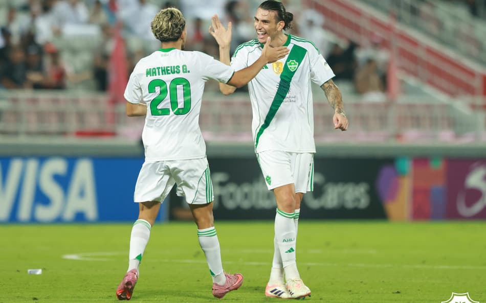 Alvo do Valencia, Roger Ibañez comemora gol do Al-Ahli com Matheus Gonçalves