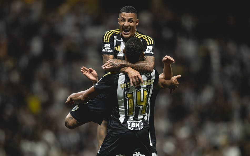 Arana e Vitor Hugo comemoram gol do Atlético (Foto: Pedro Souza / Atlético)