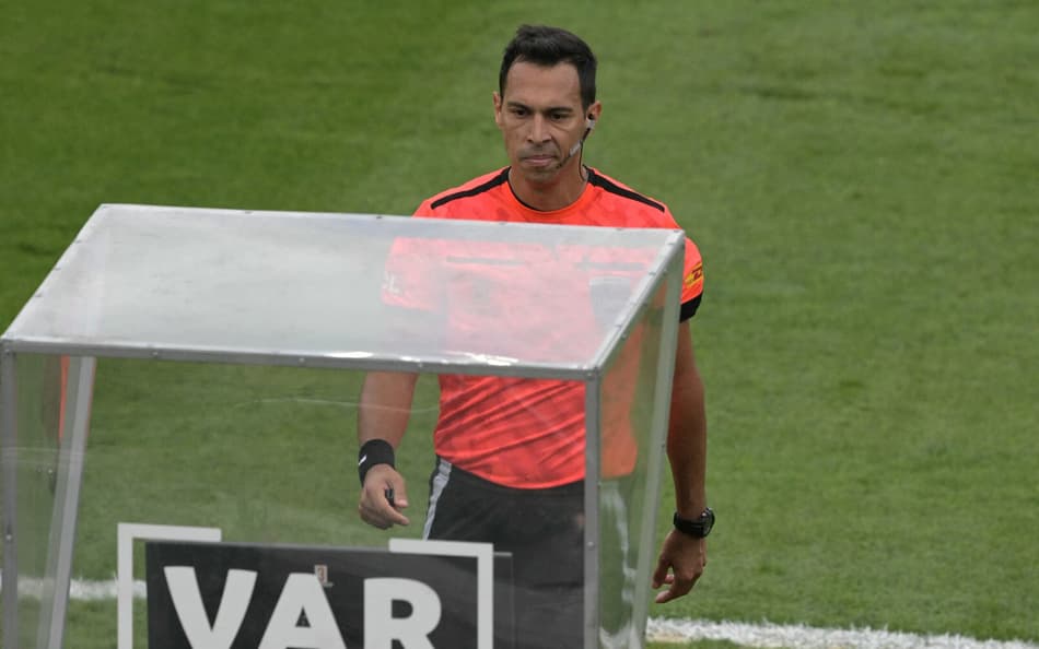 Árbitro da final da Libertadores entre Atlético-MG e Botafogo, Facundo Tello indo na direção da cabine do VAR