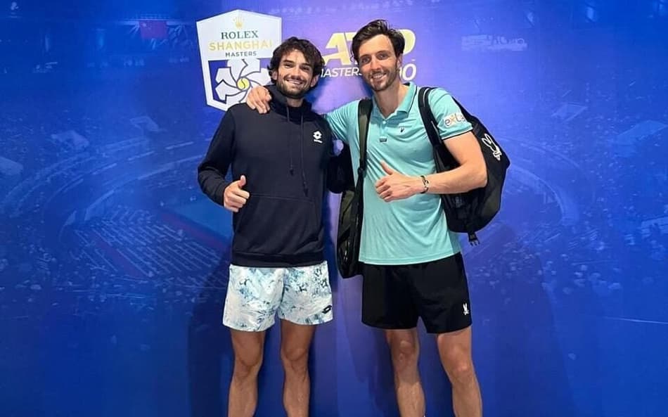 Os primos Arthur Rinderknech e Valentin Vacherot durante torneio de tênis (Foto: Reprodução X)