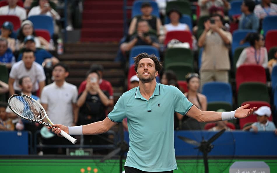 Arthur Rinderknech vence as quartas do Masters de Xangai 2025 (Foto: Hector Retamal/AFP)