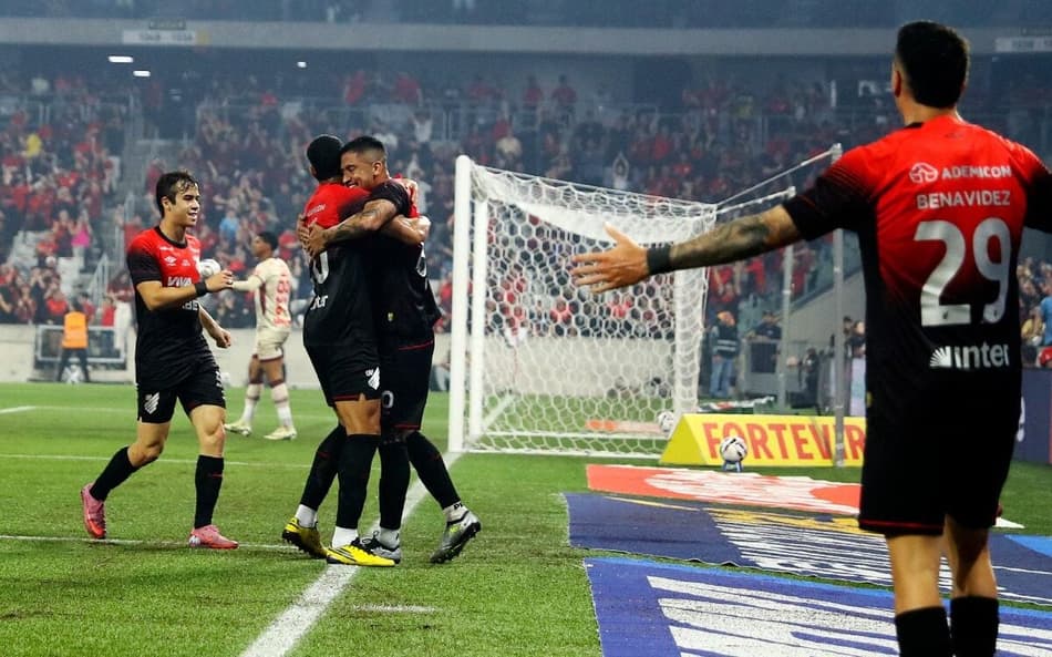 Athletico Vila Nova gol comemoração