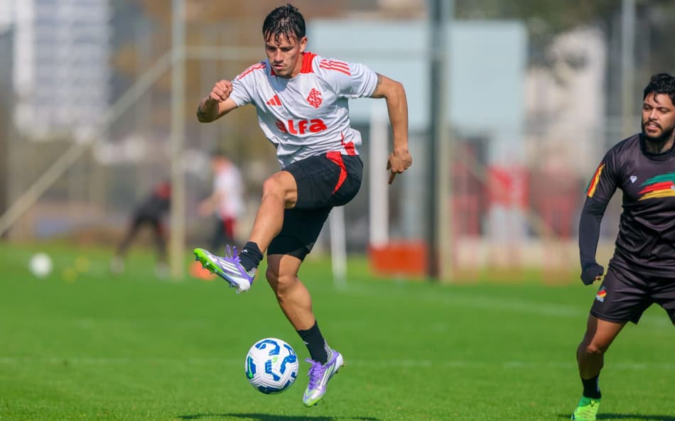 Bernabei, lateral-esquerdo do Internacional, em jogo-treino