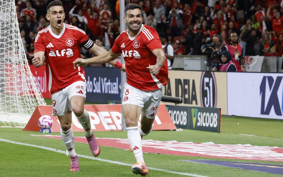 Bruno Henrique e Rafael Borré comemoram gol do Internacional