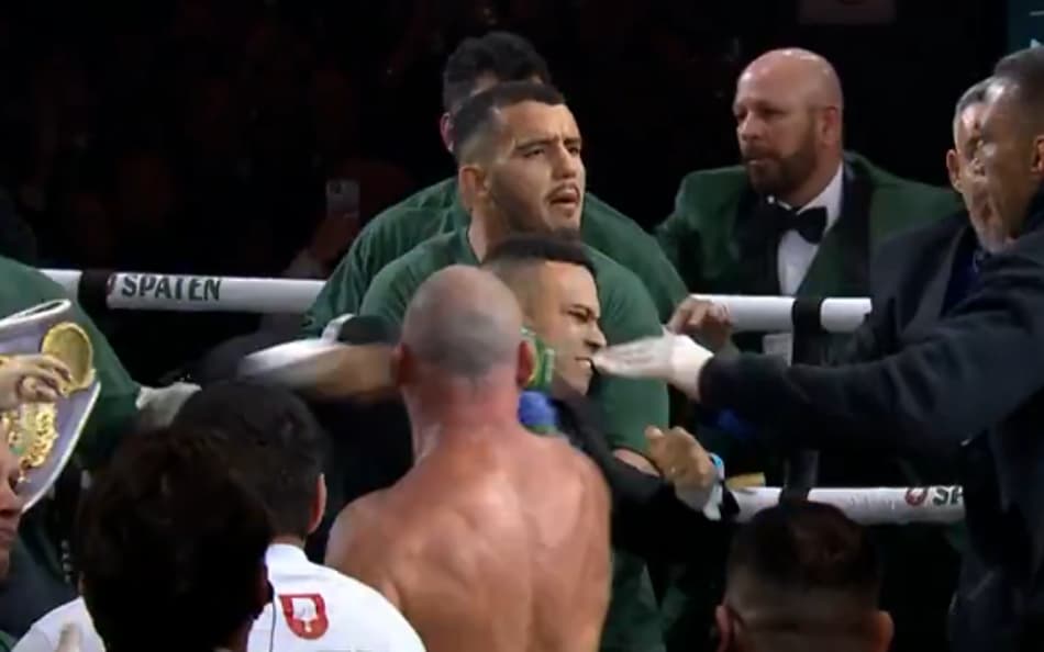 Rafael Freitas, filho de Popó, acerta soco em Wanderlei Silva durante confusão no ringue. (Foto: Reprodução/TV Globo)