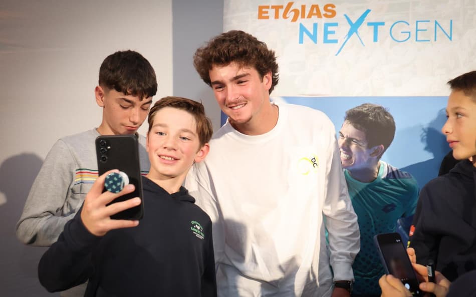 João Fonseca posa com fã no ATP 250 de Bruxelas (Divulgação)