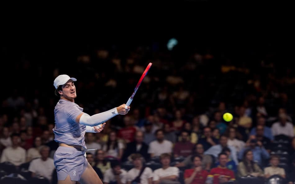 João Fonseca na derrota na estreia do ATP 250 de Bruxelas, na Bélgica (Divulgação)