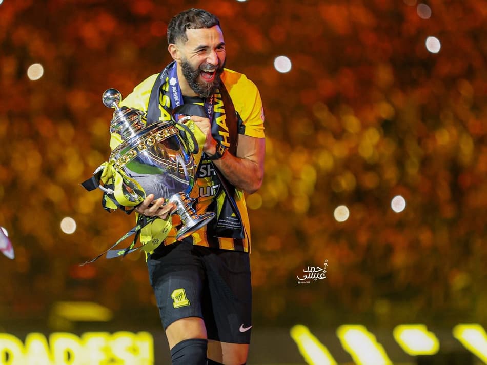 Benzema com o troféu da Copa da Arábia Saudita (Foto: Reprodução/X)