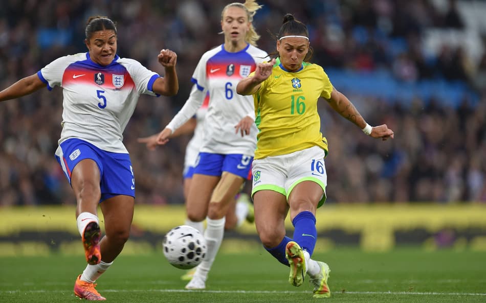 Brasil vence Inglaterra e web surta: 'Nem roubando'