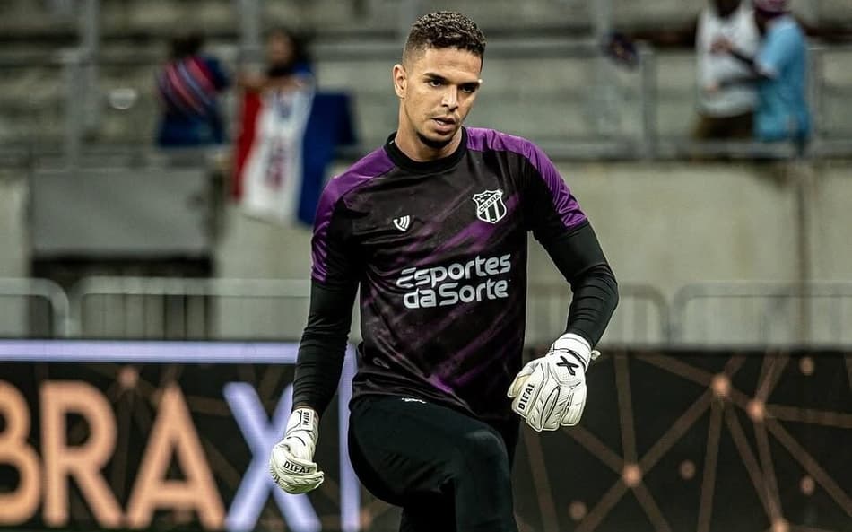 Bruno Ferreira aquece antes de partida do Ceará (Foto: Felipe Santos/Ceará SC)