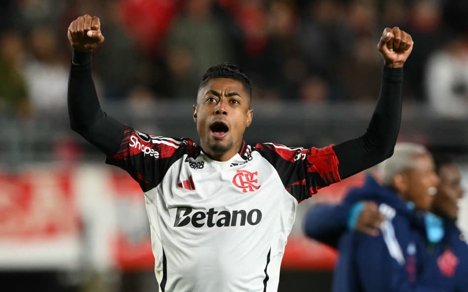Bruno Henrique celebra classificação do Flamengo contra Estudiantes na Libertadores