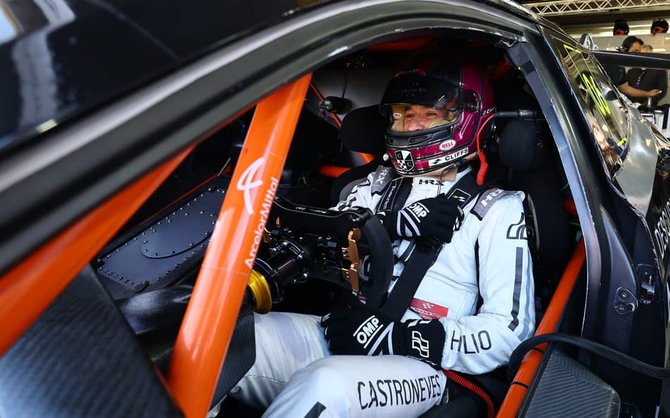 Helio Castroneves em seu carro no autódromo de Velocitta (Foto: Stock Car/Vicar)