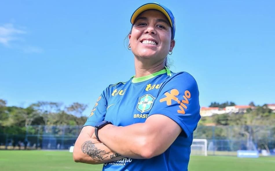Camilla Orlando treina a Seleção feminina sub-20. (Foto: CBF/Divulgação)