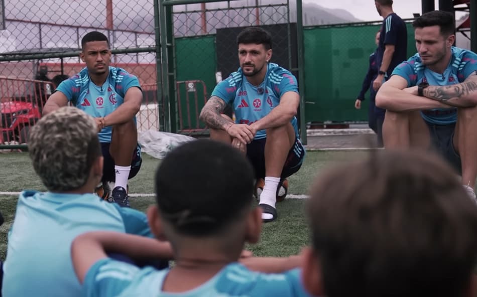 Arrascaeta, Saúl e Samuel Lino com jogadores das categorias de base do Flamengo (Foto: Reprodução)