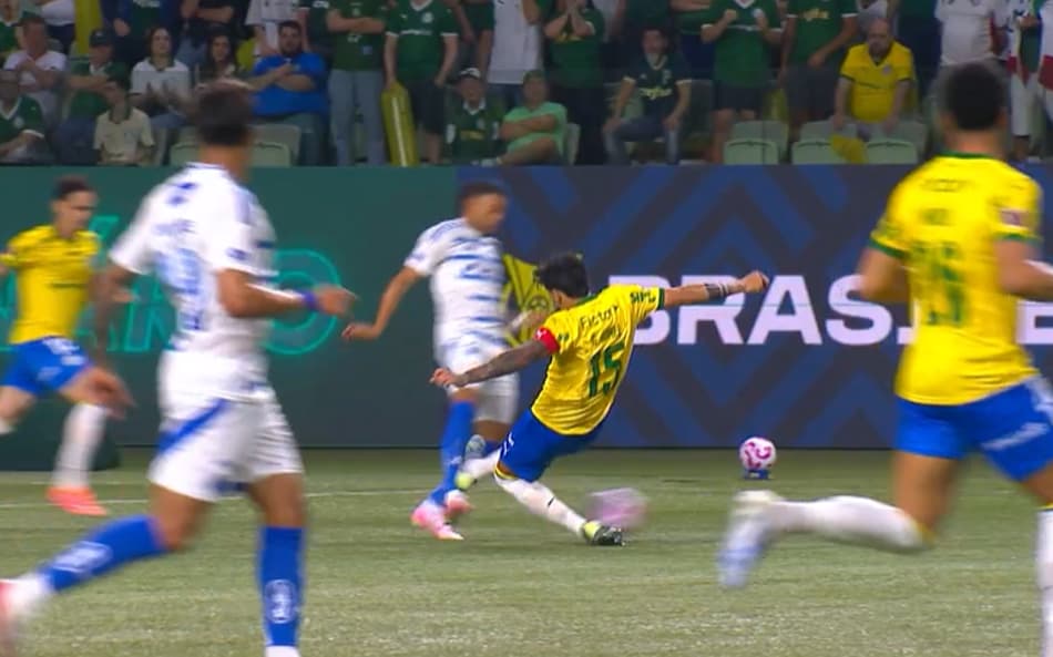 Entrada de Gustavo Gómez, do Palmeiras, em Wanderson, do Cruzeiro (Reprodução CBF TV)