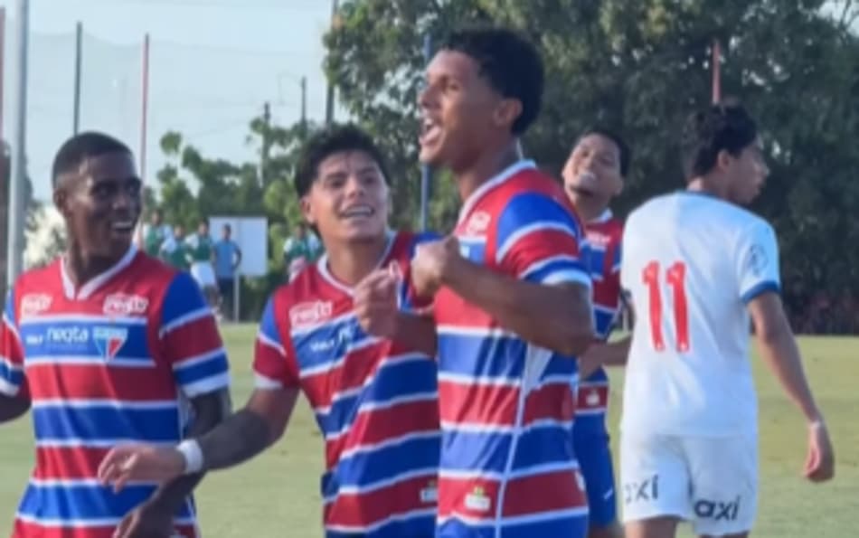 Jogadores do Fortaleza comemoram gol contra o Bahia (Foto: reprodução)