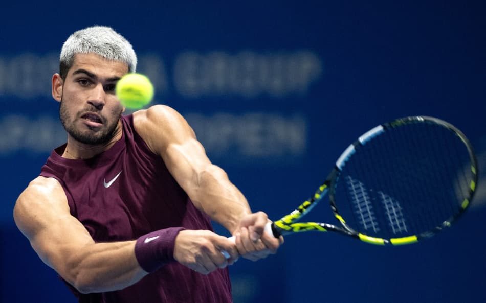 Carlos Alcaraz no ATP 500 de Tóquio (Foto: Philip FONG / AFP)
