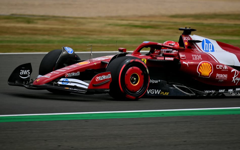 Companheiro de Lewis Hamilton na Ferrari, Charles Leclerc no treino classificatório para o GP da Inglaterra (foto: Andrej ISAKOVIC / AFP)