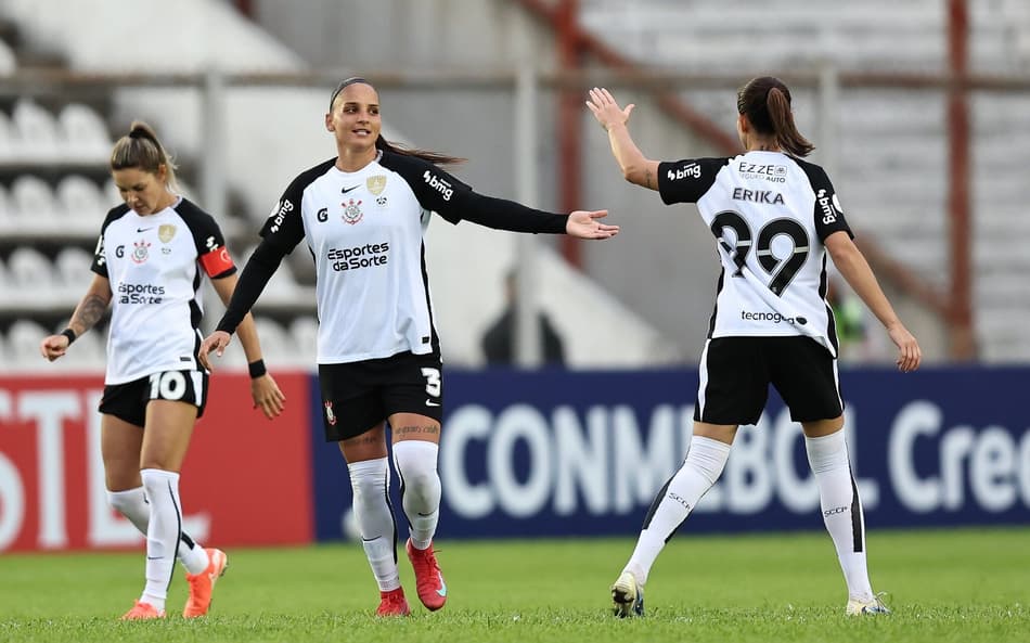Erika e Letícia comemoram gol na goleada do Corinthians pela Libertadores Feminina (Foto: Staff Images Woman/Conmebol)