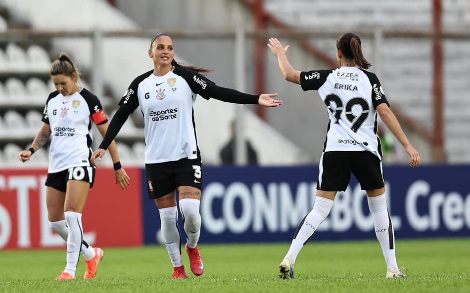 Erika e Letícia comemoram gol na goleada do Corinthians pela Libertadores Feminina (Foto: Staff Images Woman/Conmebol)