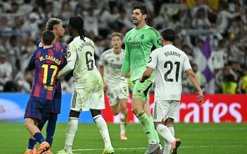 Courtois e Yamal discutindo após o jogo entre Barcelona e Real Madrid (Foto: Javier Soriano/AFP)