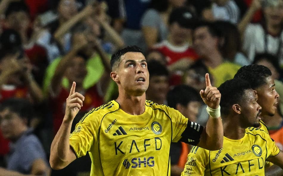 Cristiano Ronaldo celebra centésimo gol pelo Al-Nassr sobre o Al-Ahli