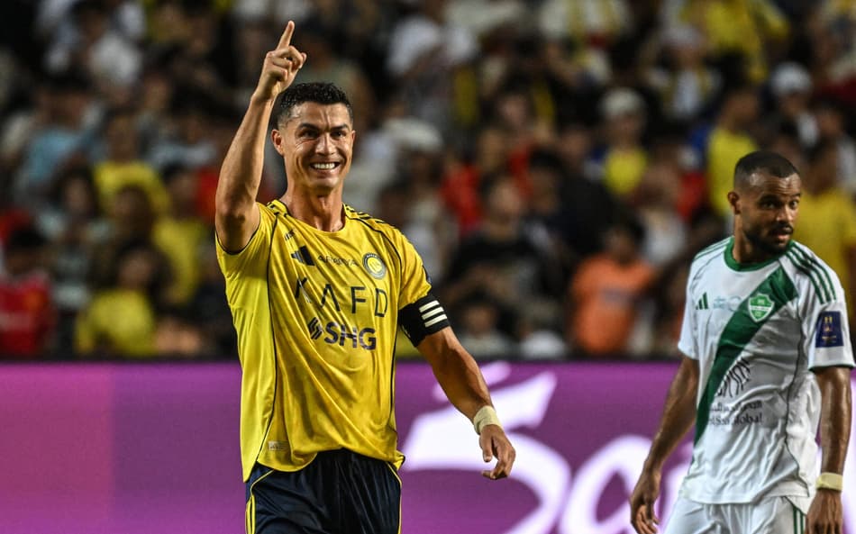 Cristiano Ronaldo comemora gol do Al-Nassr sobre o Al-Ahli, na Supercopa Saudita