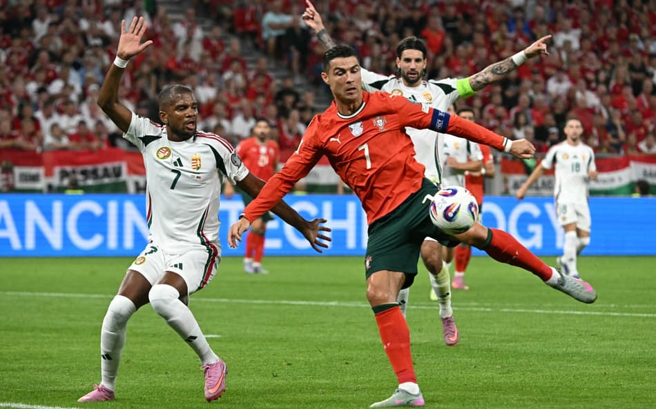Cristiano Ronaldo em ação em duelo entre Hungria e Portugal, pelas Eliminatórias
