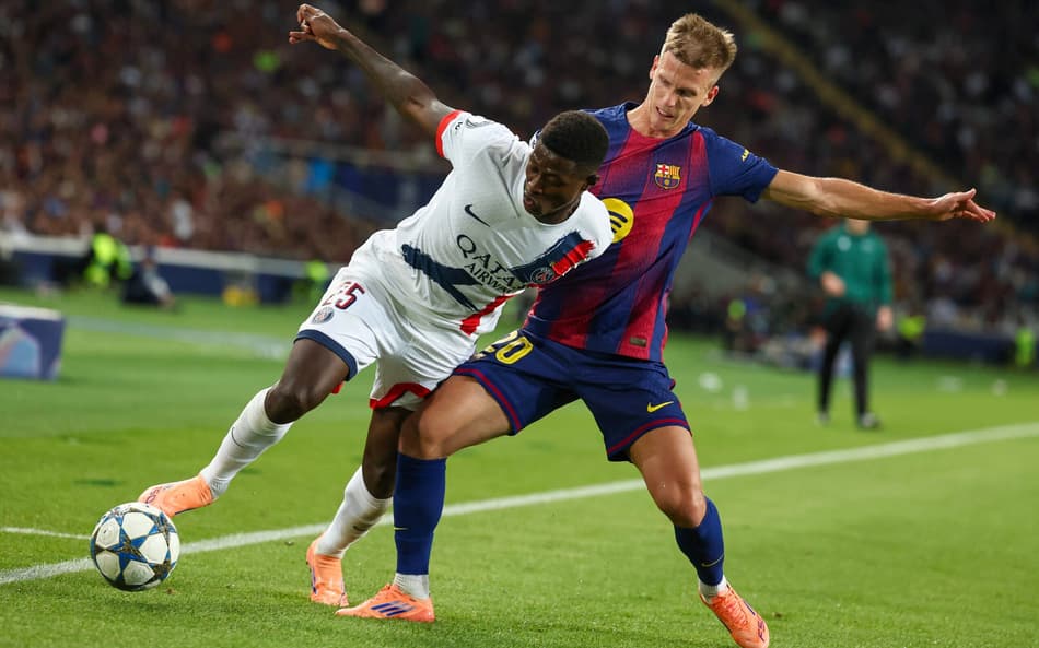 Dani Olmo e Nuno Mendes disputam bola em Barcelona x PSG, na Champions League