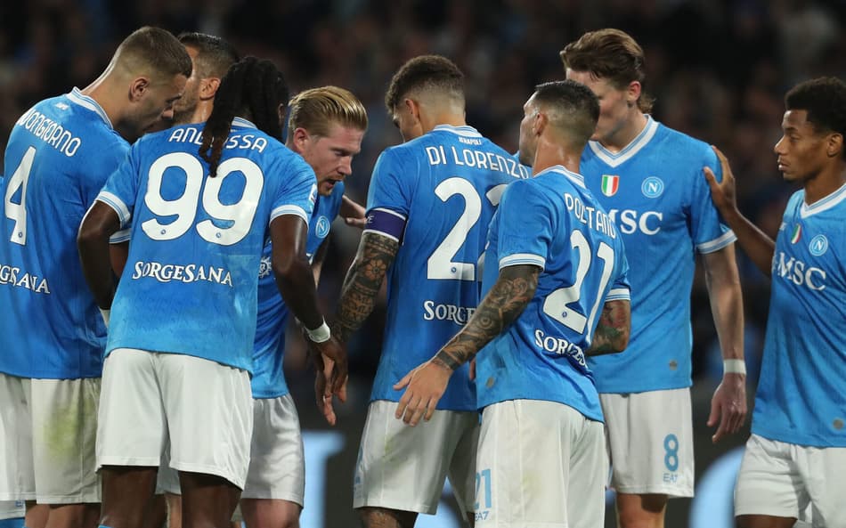 De Bruyne se machucou após cobrar o penâlti que abriu o placar para o Napoli (Foto: Carlo Hermann/AFP)