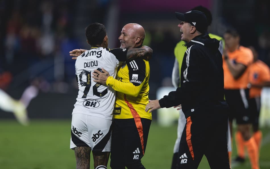 Dudu comemora o gol de empate com Sampaoli (Foto: Pedro Souza / Atlético)
