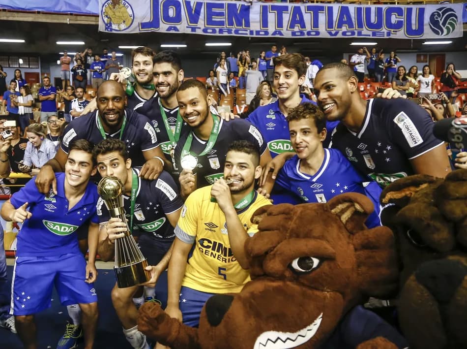 Elenco Sada Cruzeiro campeão da Superliga 2016-17 (Foto: Divulgação/Inovafoto/CBV)