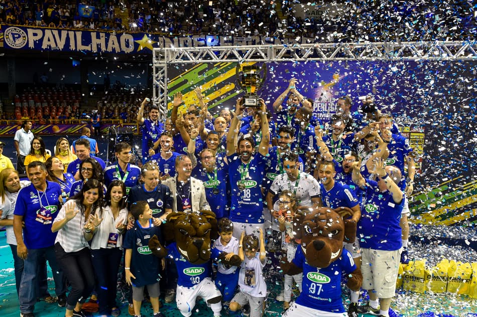 Elenco Sada Cruzeiro campeão da Superliga 2017-18 (Foto: Agência i7/Sada Cruzeiro)