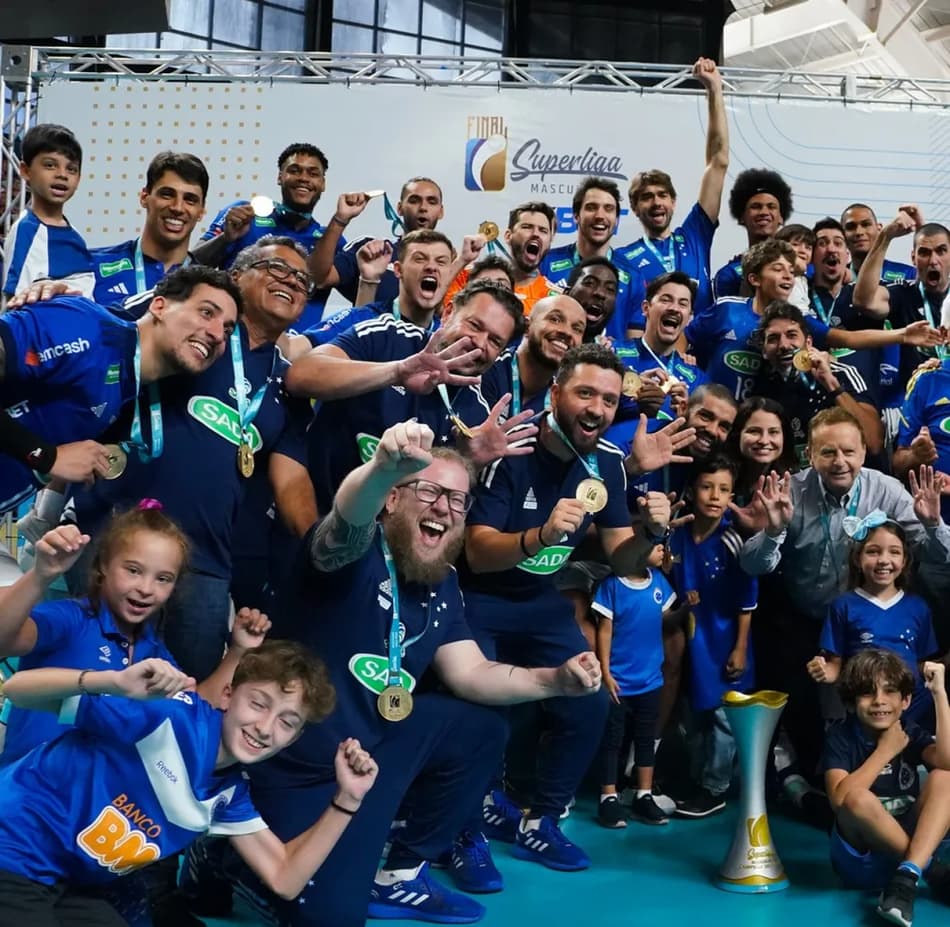 Elenco Sada Cruzeiro campeão da Superliga 2022-23 (Foto: Maurício Val/FVImagem/CBV)
