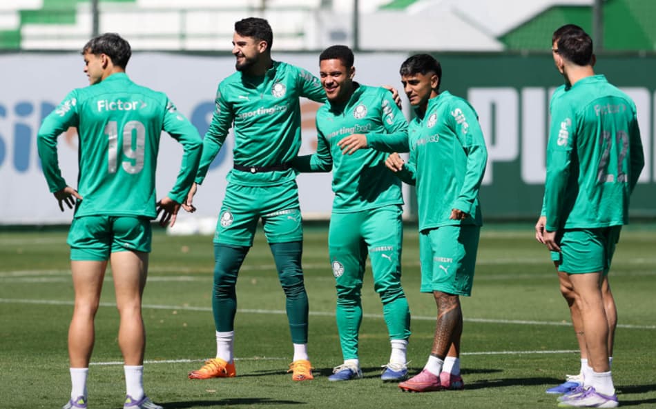 Elenco do Palmeiras durante treinamento na Academia de Futebol