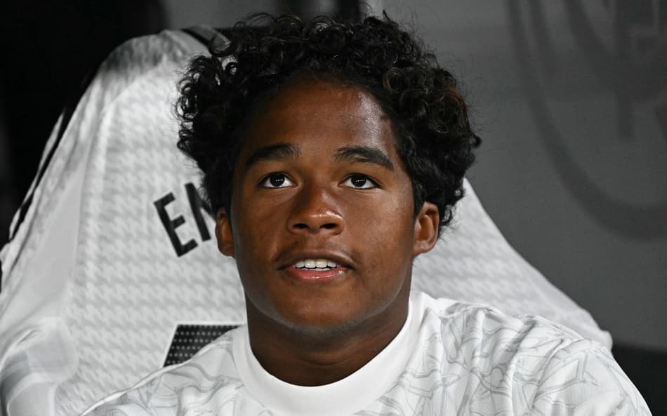 Endrick no banco diante do Alavés, por La Liga (Foto: JAVIER SORIANO/AFP)