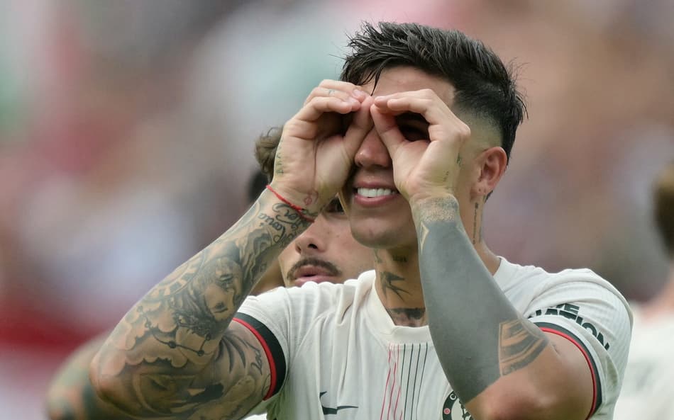 Enzo Fernández comemora classificação do Chelsea à final do Mundial de Clubes