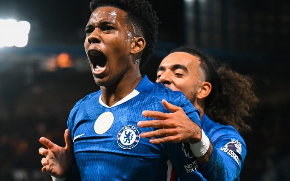 Estêvão comemora gol marcado pelo Chelsea sobre o Liverpool