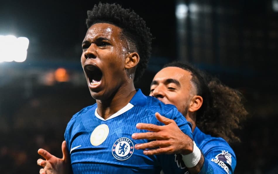 Estêvão comemora gol marcado pelo Chelsea sobre o Liverpool