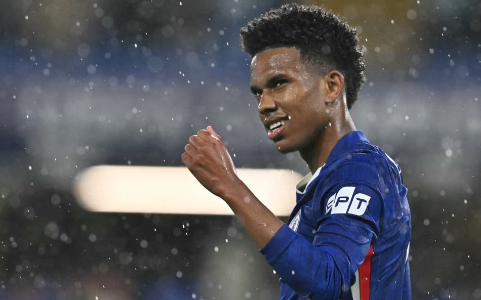 Estêvão comemorando o primeiro gol marcado pela Champions League (Foto: Glyn Kirk/AFP)